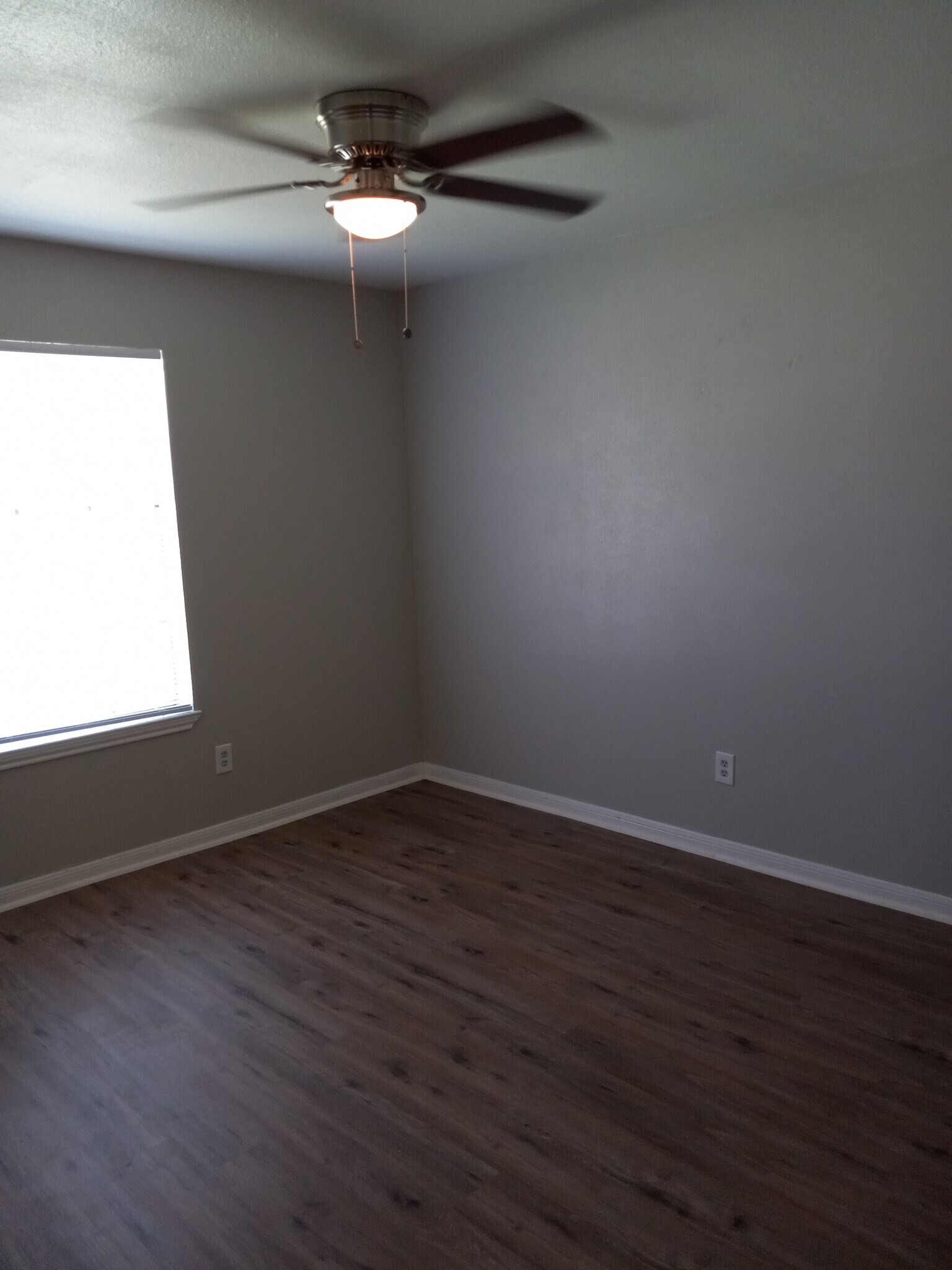 Nice bedroom with walk-in closet - 601 Oakridge Cir