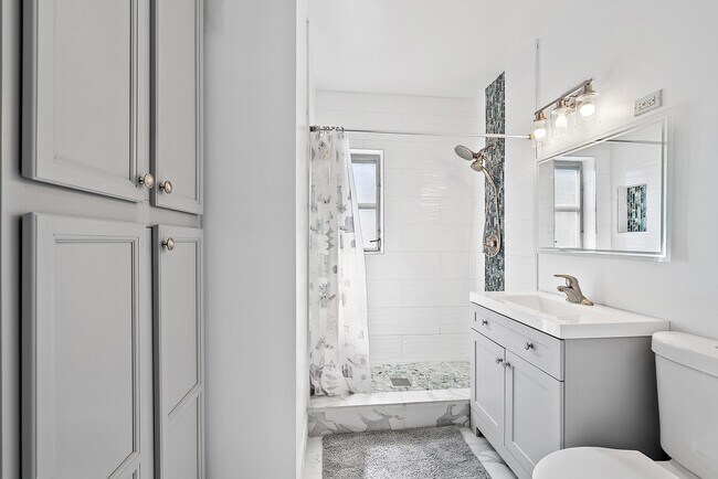 Building Photo - 135 E 28th St