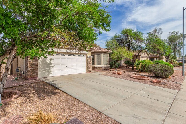 Building Photo - New Listing in Surprise