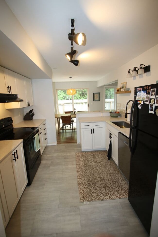 Building Photo - 3 Bedroom Townhouse!