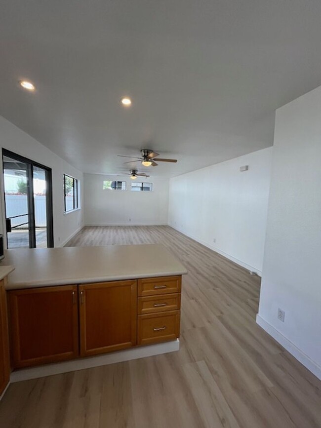 Building Photo - Beautiful 4 bedrooom/2.5 bath Single Famil...