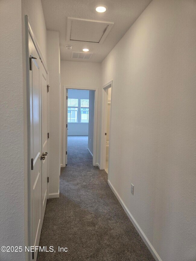 Building Photo - 207 Brandon Lks Dr