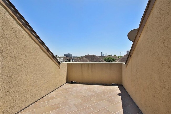 Building Photo - Contemporary townhome, rooftop terrace awa...