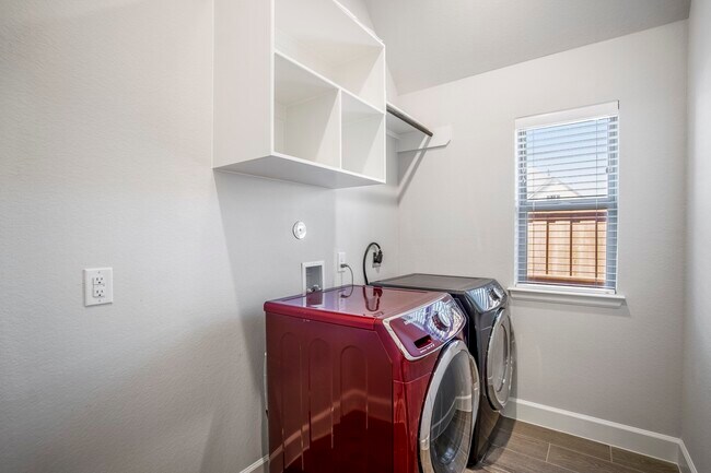 Building Photo - 7845 Charter Hill Dr