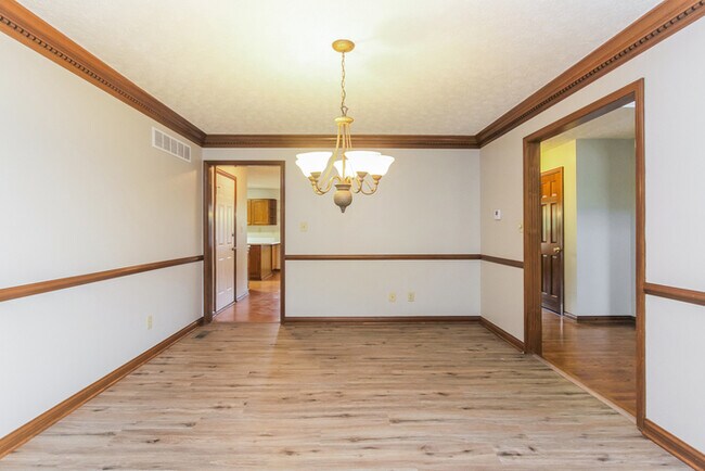 Building Photo - 7638 Chestnut Hills Dr