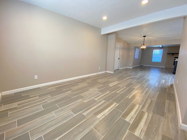 Building Photo - Northeast El Paso 3 bed with Refrig A/C