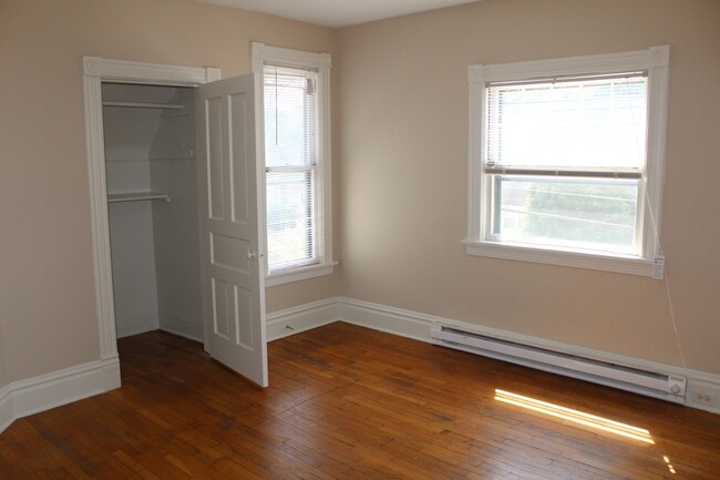 Building Photo - 2 BR Close to Medical Mile with hardwood f...