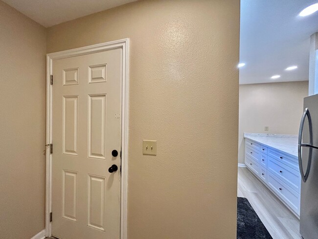 Building Photo - Serene 2 Bed, 2 Bath Updated Hidden Gem!
