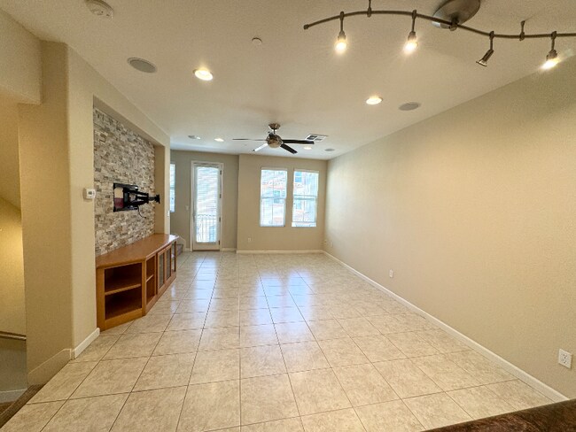 Building Photo - 207 Heligan Ln