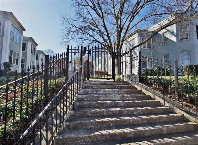 Building Photo - 425 10th St NE