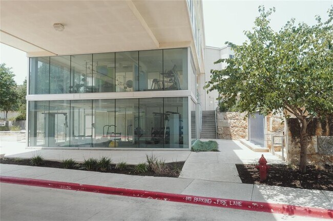 Building Photo - 604 N Bluff Dr