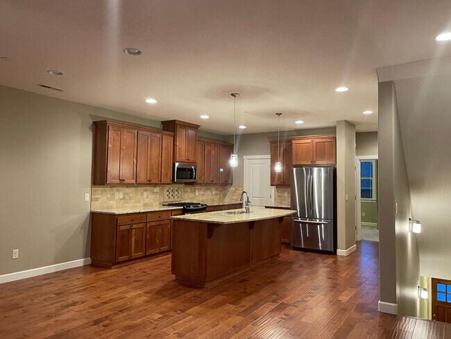 Building Photo - BEAUTIFUL LUXURY Style Townhouse with a gorgeous VIEW! Gated community in Camas! Top Rated Schools!