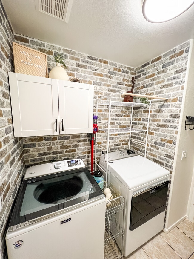 Building Photo - 3915 E Renee Dr