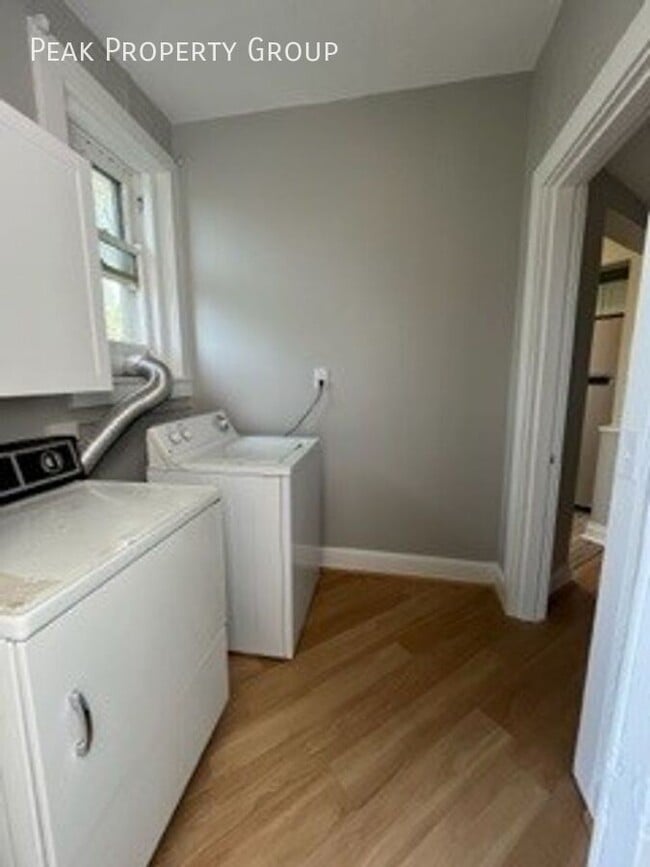 Building Photo - 2560 Woodburn Ave