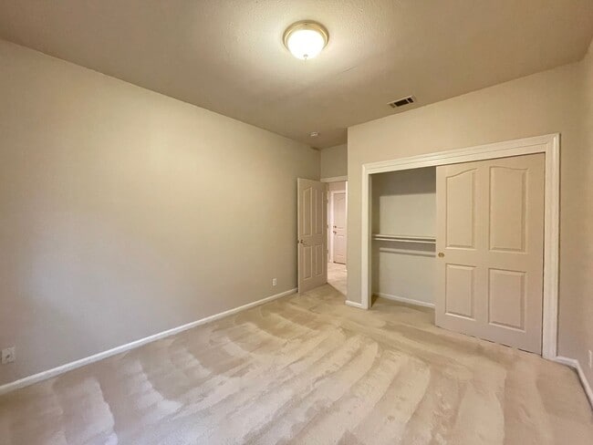 Building Photo - 2 Bedroom, 2 Bathroom Townhouse with Garage and New Washer and Dryer!