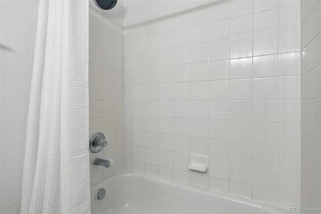 Building Photo - Beautiful, updated, spacious unit!