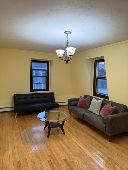 Building Photo - 44 Touro Ave