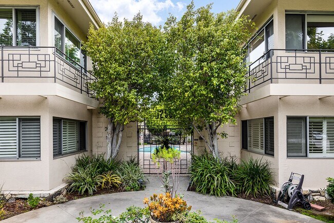 Building Photo - Spacious 2BR on Millionaire's Row!