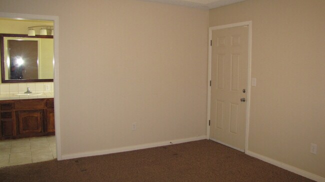 Building Photo - Home for Rent with Solar North Bakersfield