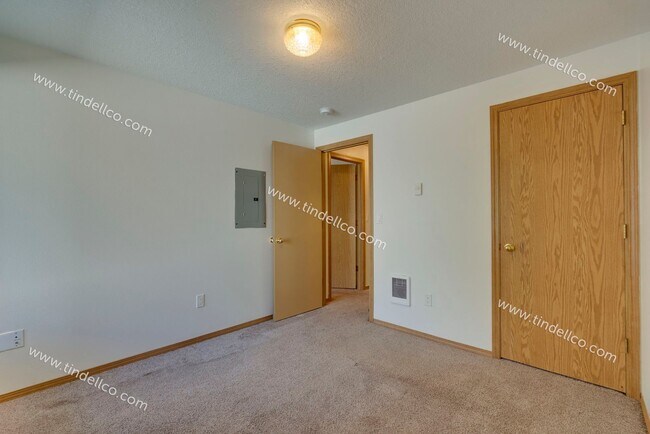 Building Photo - $500 OFF 2ND MONTH RENT** Spacious Pet-Friendly Top-Floor Unit w/ Parking Included!
