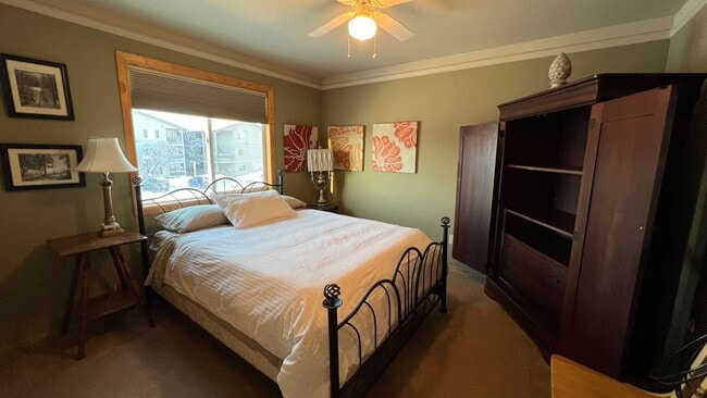 Building Photo - 2 Bedroom Jewel Lake Condo with Beautiful ...