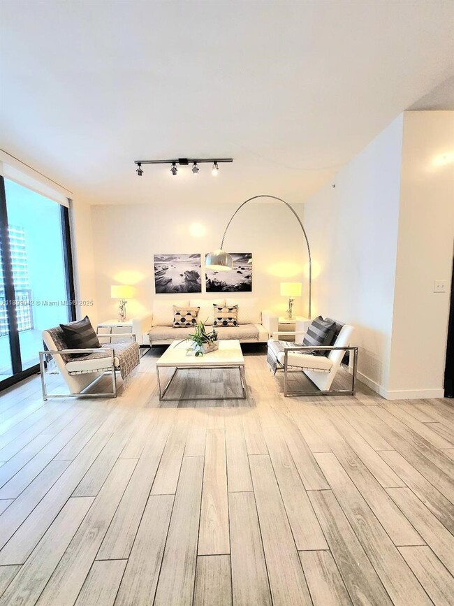 Building Photo - 999 SW 1st Ave