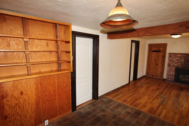 Building Photo - Charming Single-Story Home Near NAU | Fenced Yard + Fireplace