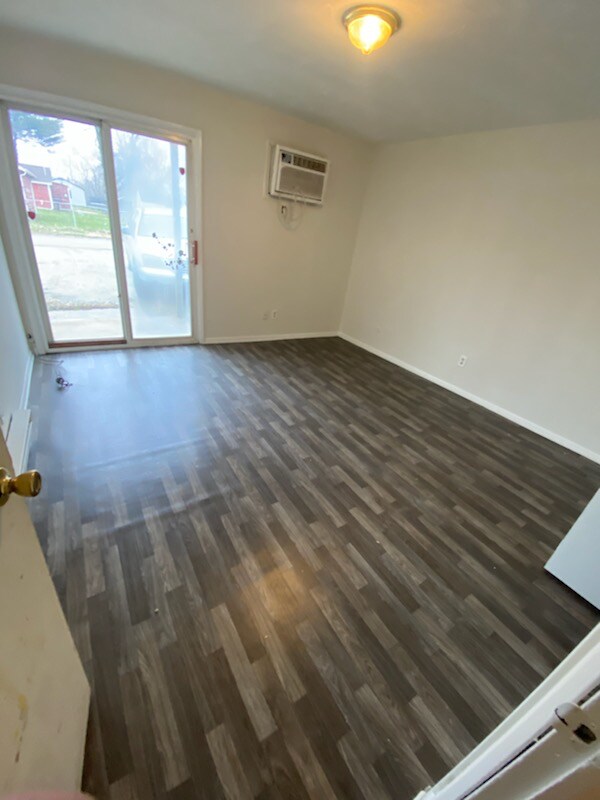 Building Photo - 924 E Willow St