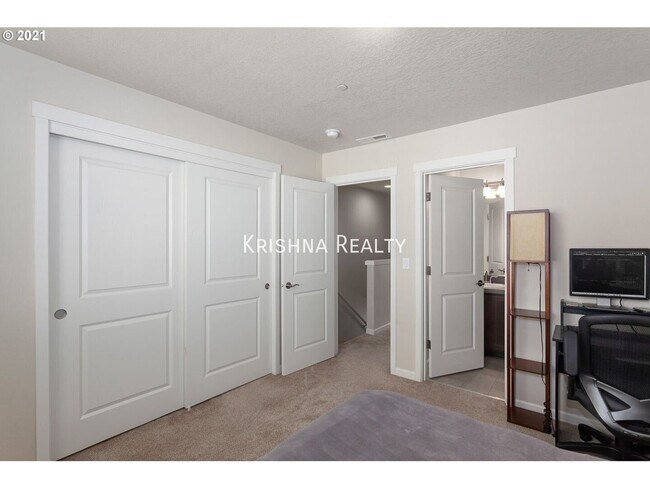 Building Photo - 7989 NE Heiser St