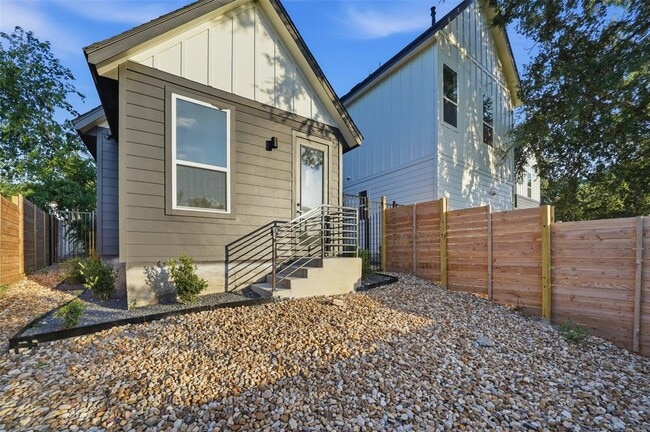 Building Photo - 2212 Yellow Jacket Ln