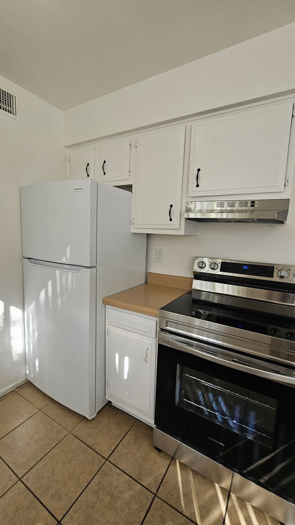 Building Photo - 1 month free rent move in promotion! 2 Bed 1 Bath Eastside Apartment!