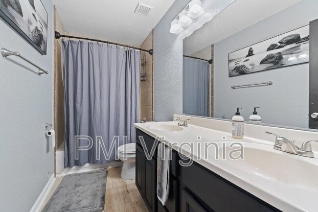 Building Photo - 1021 Mineola Dr