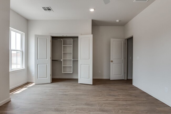 Building Photo - Urban living in Edmond