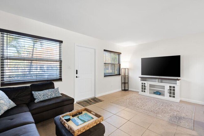 Building Photo - 2319 Tamarind Dr