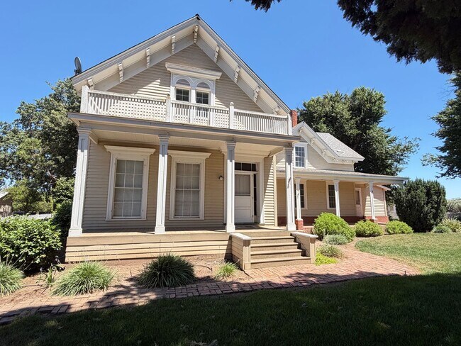 Building Photo - Large 5-6 Bedroom 2 Bath country home