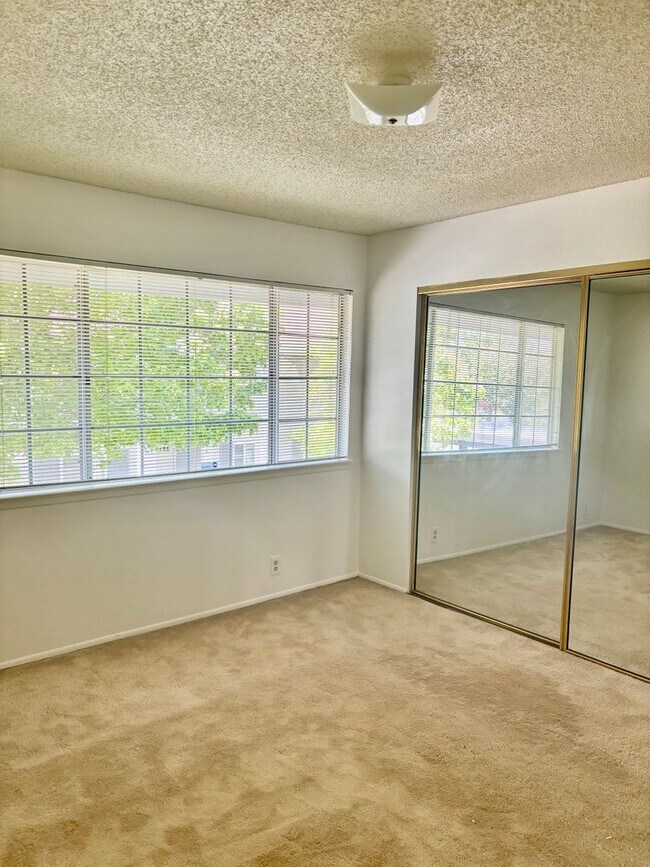 Building Photo - Bright & Airy 3-Bedroom Condo in Prime Moraga Location!