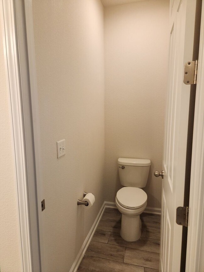 Building Photo - Perfect size, perfect location!