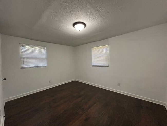 Building Photo - Nolan Street Duplex