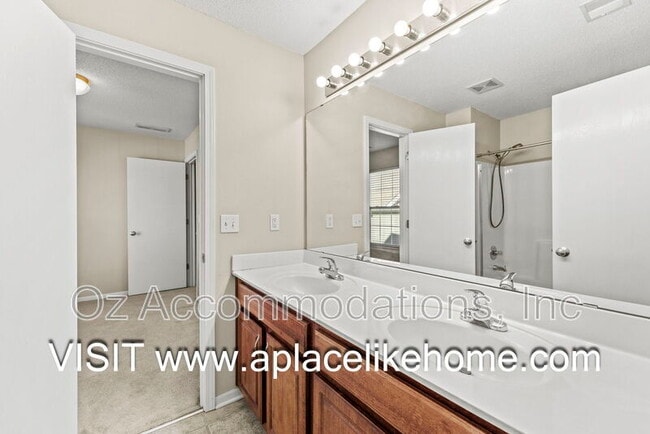 Building Photo - 2216 SW Rambling Vine Rd