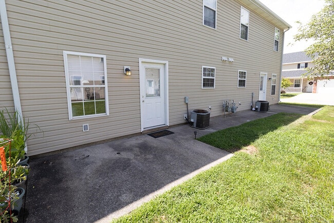 Building Photo - 5000 Derby Ridge Dr