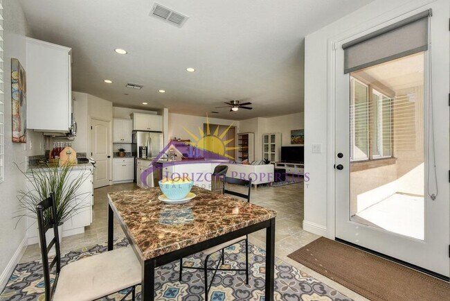 Building Photo - Beautiful 3 Bed 2.5 Bath 1,983sqft single family home with New LVP Flooring & 3-Car Garage in Ana...