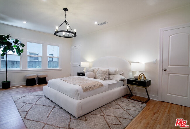 Building Photo - 137 N Poinsettia Pl