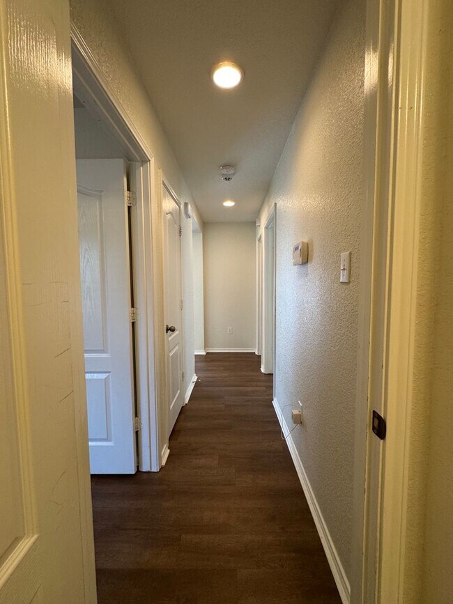 Building Photo - BEAUTIFUL SINGLE STORY HOME  |  CLOSE TO H...
