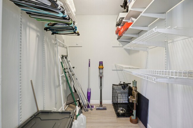 Building Photo - 1106 W 6th St