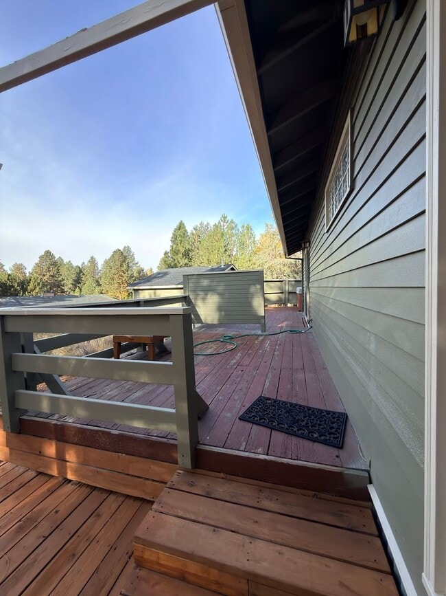 Building Photo - SEASONAL FURNISHED SHORT TERM RENTAL Offering Great Vibe! ALL UTILITIES PAID BY THE SELLER...