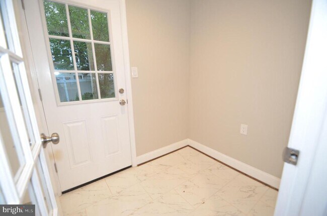 Building Photo - 5200 Kings Park Dr