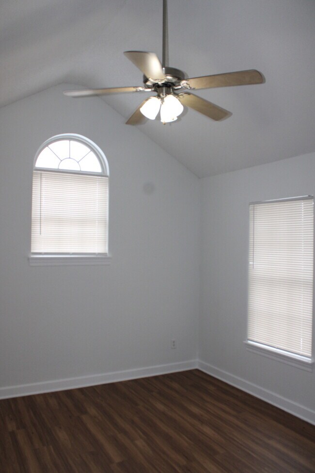 Building Photo - Beautiful 3 bedrooms and 2.5 baths with vanity in ALL ELECTRIC townhome in Blue Springs, MO