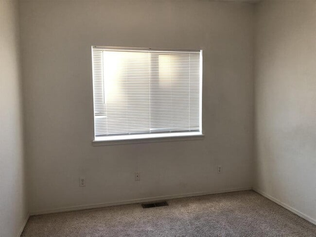 Building Photo - 944 NW Oak Pl