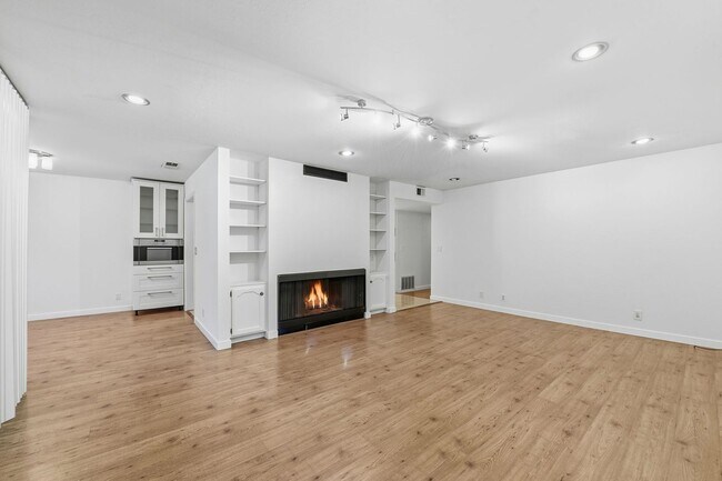 Building Photo - Hidden Gem at Saratoga Creekside – End Unit with Yard