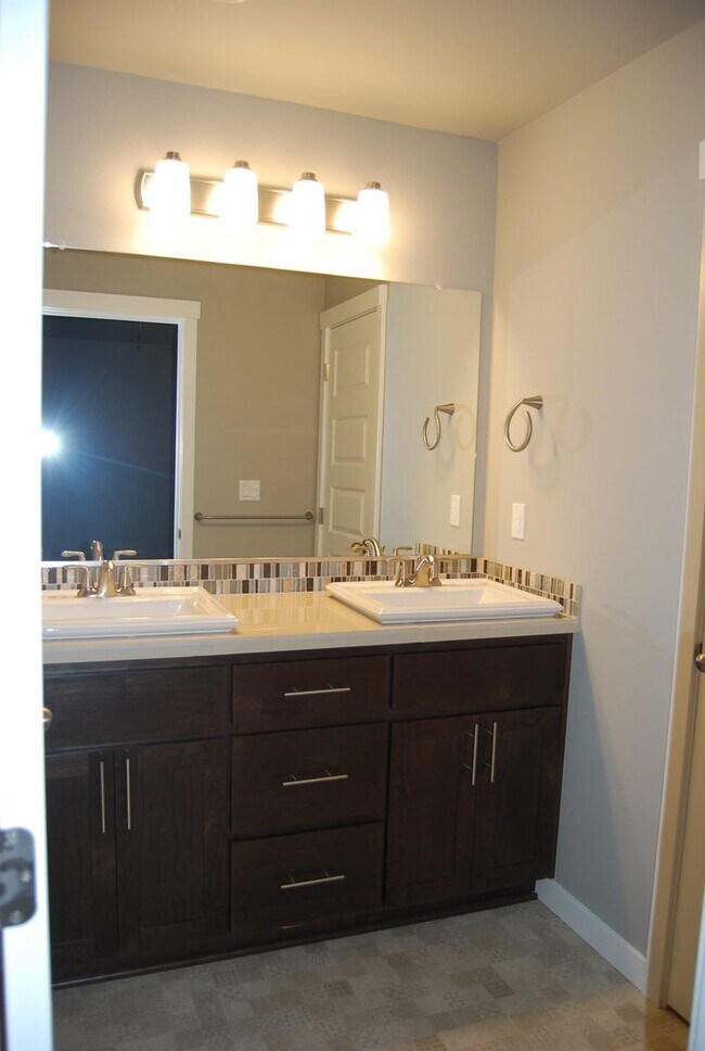 Building Photo - 3 Bedroom 2.5 Bath Newberg